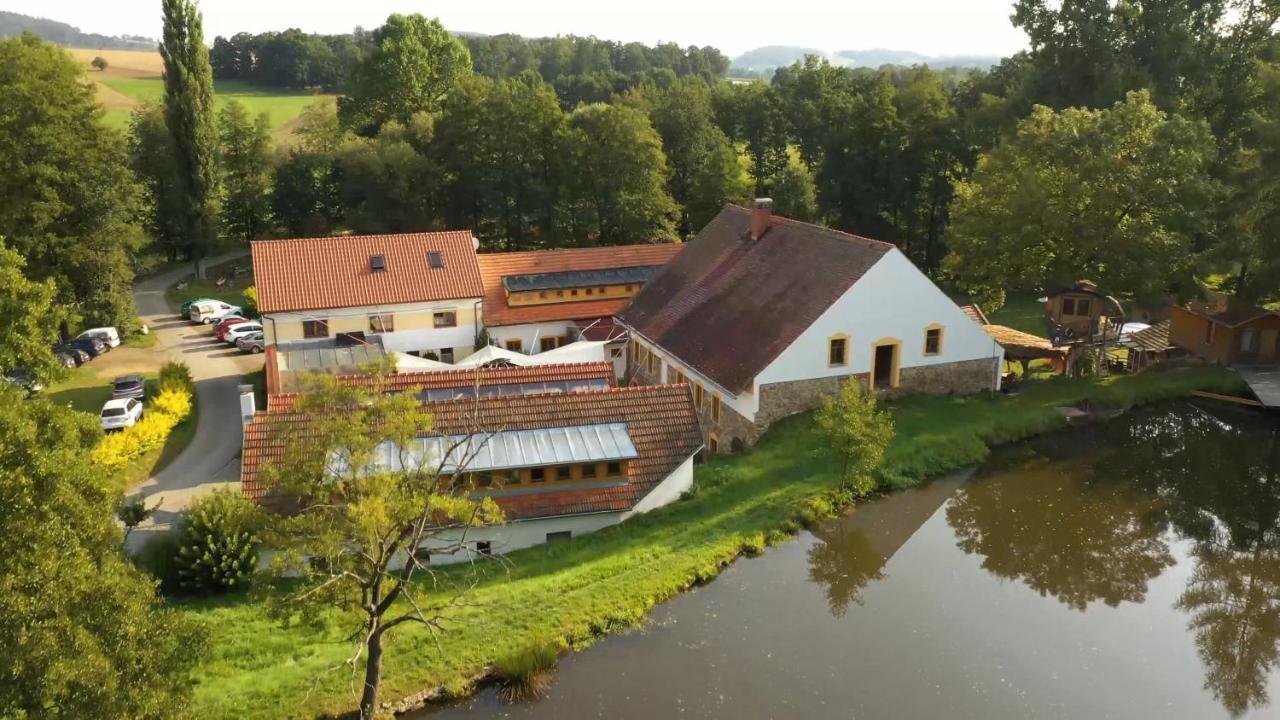 Viking Houses Strnadovsky Mlyn Jesenice  Экстерьер фото